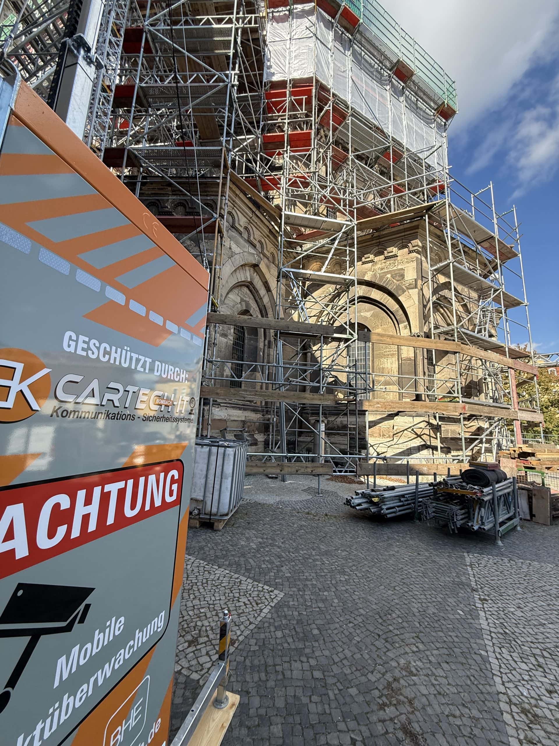Kameraturm auf einer Baustelle zur Dokumentation